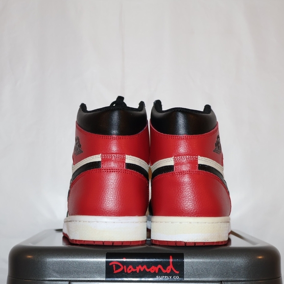 Air Jordan 1 Retro High OG "Bred" - Picture 4 of 9